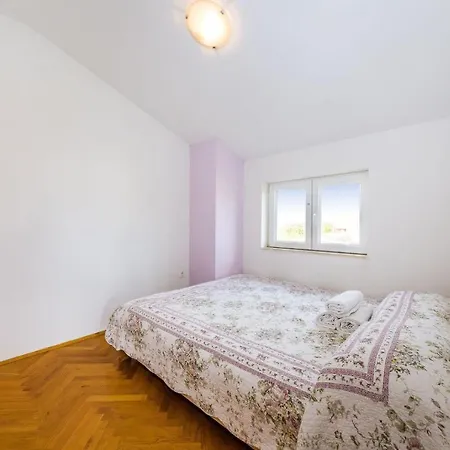 Apartment Mate *